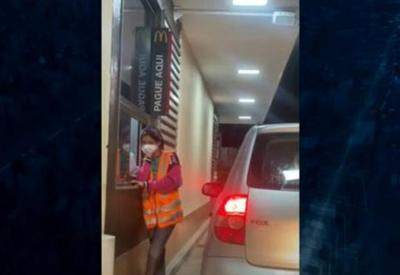 Vídeo: mulher humilha e ofende atendente de lanchonete: "cavala"