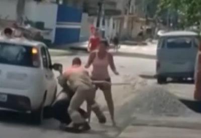 Vídeo: funcionário troca chutes e socos com rapaz no RJ