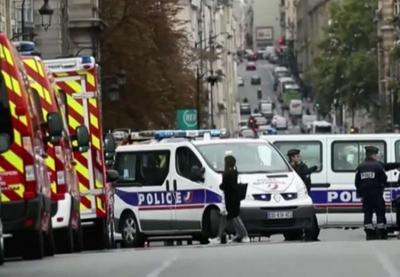 Funcionário da polícia francesa mata quatro colegas com faca em Paris