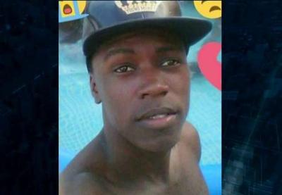 Funileiro morto por bala perdida durante tiroteio é enterrado no Rio