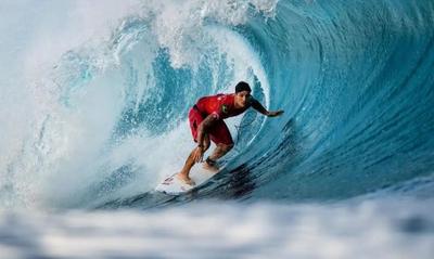 Gabriel Medina lesiona ombro e fica fora da temporada 2025 da Liga Mundial de Surfe
