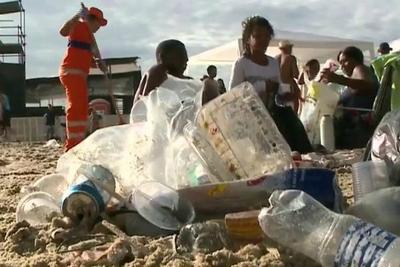 Garis removem quase 300 toneladas de lixo depois da festa em Copacabana