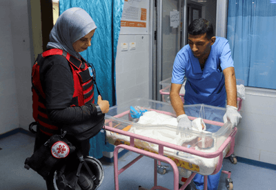 Bebês prematuros dividem máscaras de oxigênio em hospitais superlotados em Gaza