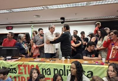 Há mais de 100 horas em greve de fome, Glauber Braga recebe visita de ministros