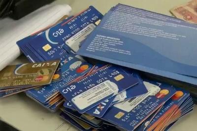 Golpistas flagrados com mais de 100 cartões de banco são liberados