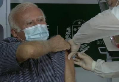 Vacinação começa no Piauí; médico obstetra é o primeiro imunizado