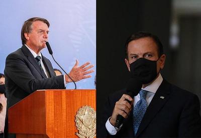 Bolsonaro e Doria trocam acusações por saúde em Manaus