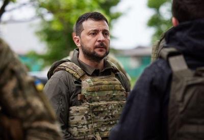 Zelensky sai de Kiev e visita frente de batalha em Kharkiv