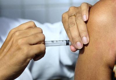Vacinas reduziram mortes por covid em mais de 90% no Uruguai, diz estudo