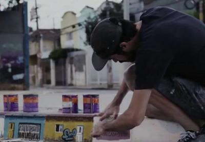 Grafites ajudam cadeirantes a andarem pela cidade de SP