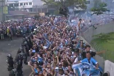 Grêmio exibe taça da Libertadores e atrai milhares de torcedores