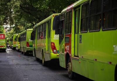 Motoristas e cobradores iniciam greve por reajuste salarial em Teresina