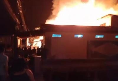 Incêndio de grandes proporções atinge cinco casas no Amapá