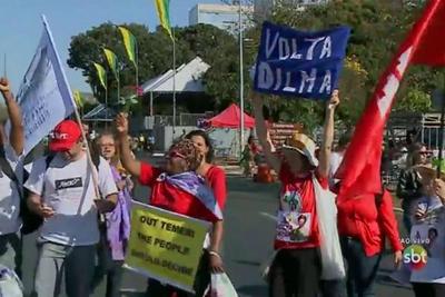 Grupo protesta contra o impeachment em Brasília