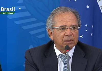 Guedes anuncia que governo irá pagar R$ 200 para trabalhadores informais