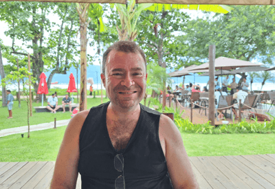 Brasileiro com doença ultrarrara aguarda terapia experimental nos EUA e mobiliza campanha para tratamento