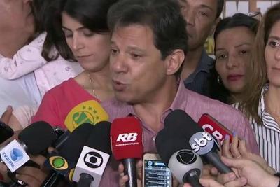 Haddad tenta se afastar da imagem de Lula e conquistar eleitores