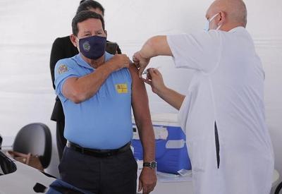 Mourão recebe vacina contra covid