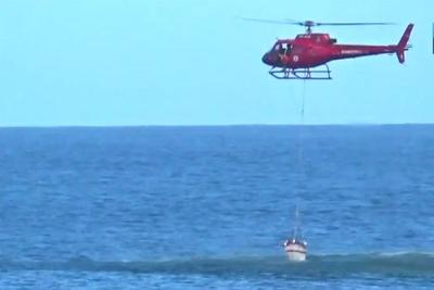 Helicóptero cai no mar com quatro pessoas a bordo no Rio