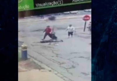 Vídeo: homem é espancado por vizinhos após agredir esposa e filha