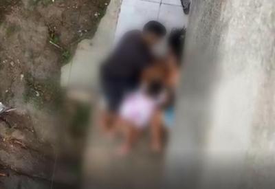 Homem é flagrado agredindo esposa na frente da filha