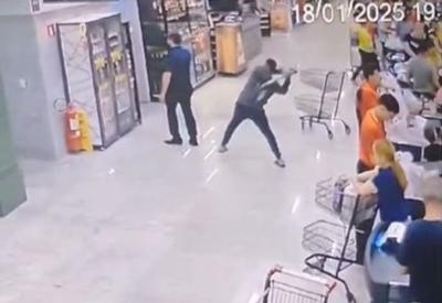 Homem agride gerente de supermercado com pá após reclamações da esposa