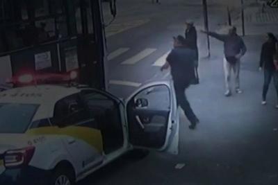 Homem armado com faca ataca pedestres e motorista de ônibus