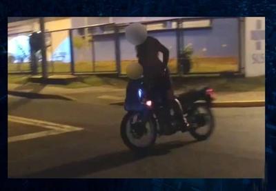 Homem arrisca vida do filho em vídeo de manobras perigosas com moto