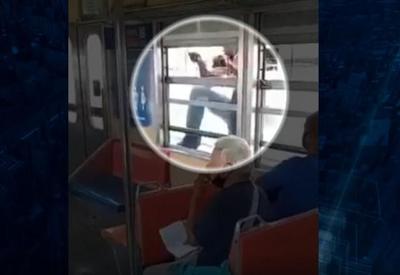 Homem assaltado persegue ladrão e se pendura em janela de trem