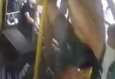 Torcedores invadem ônibus em Curitiba (PR) e ameaçam motorista