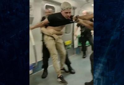 Homem é expulso de metrô após ameaçar pessoas com faca