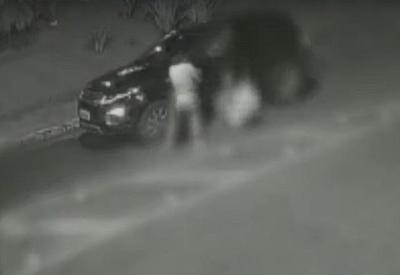 Homem em carro de luxo atira em motorista durante briga de trânsito