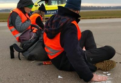 Ativistas climáticos se colam na pista do aeroporto de Munique, na Alemanha
