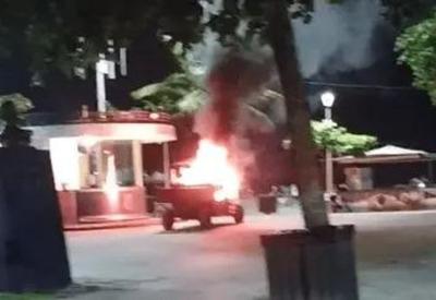 Homem coloca fogo em veículo da Guarda Municipal de Balneário Camboriú (SC); Veja vídeo