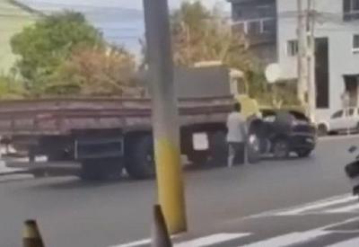 Caminhoneiro arrasta carro após desentendimento entre motoristas