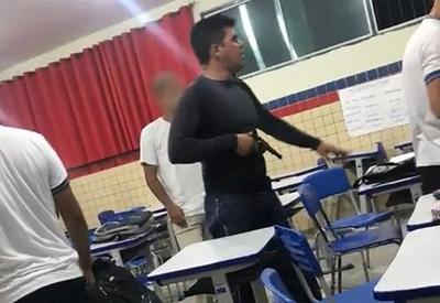 Vigilante saca arma dentro de sala de aula durante briga com alunos