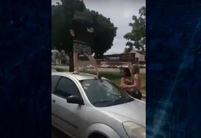 Homem sobe em capô de carro e agride mulher durante briga de trânsito
