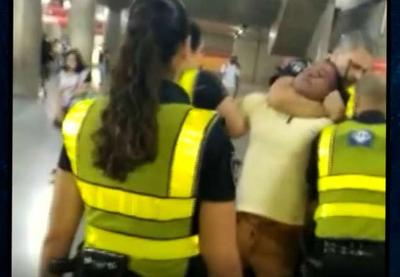 Homem desmaia após ação de seguranças do metrô de SP