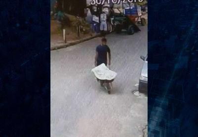 Homem é preso ao ser visto carregando corpo de namorada em carrinho de mão