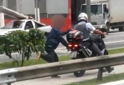 Homem é algemado e arrastado por moto da PM em SP