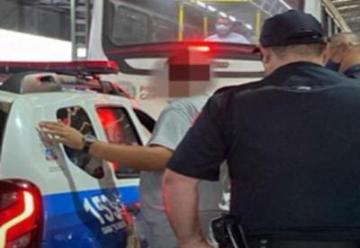 Homem é preso acusado de importunar jovem em ônibus de SP