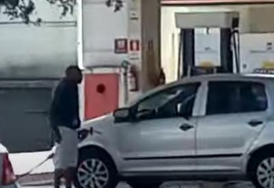 Homem em surto joga gasolina em chão de posto e ameaça atear fogo
