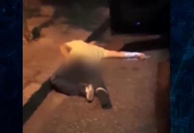 Motorista bêbado bate em veículo de mulher grávida e dorme na rua