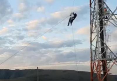 Homem fica preso em antena durante voo de parapente