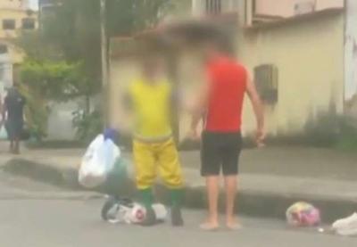 Homem humilha e joga saco de lixo em gari após discussão em Salvador