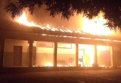 Homem incendeia escola no Paraná por ciúmes 