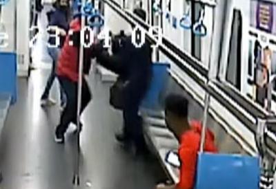 Sushiman é espancado por homem desconhecido em vagão de metrô no RJ