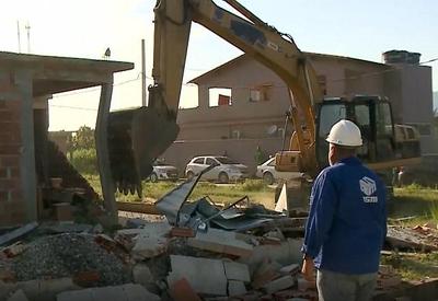 Casas irregulares construídas por milicianos são derrubadas no RJ