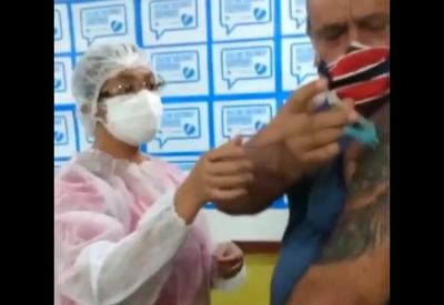Homem pega seringa e aplica vacina no próprio braço no Ceará