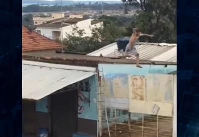 Homem descontrolado pula em telhados de várias casas